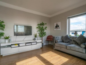 Pass the Keys Modern 2 Bed Flat near City Centre with Free Parking